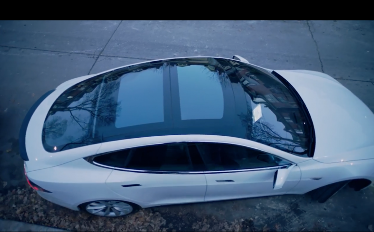 [Video] Bấm điện thoại để triệu hồi Tesla Model S, tự chuyển làn, tự đỗ