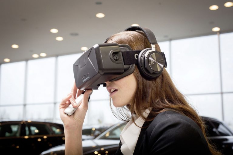 Audi dùng kính thực tế ảo để cho khách hàng trải nghiệm khi chọn mua xe