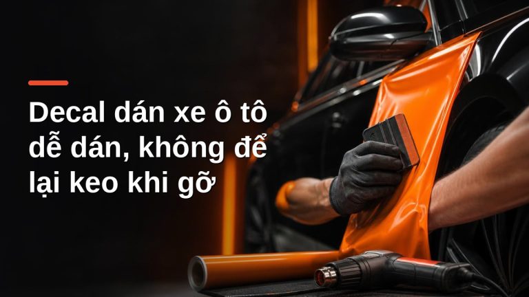 Thợ dùng thước gạt dán decal vinyl màu cam lên thân xe ô tô đen, minh họa bài decal dán xe ô tô dễ dán, không để lại keo