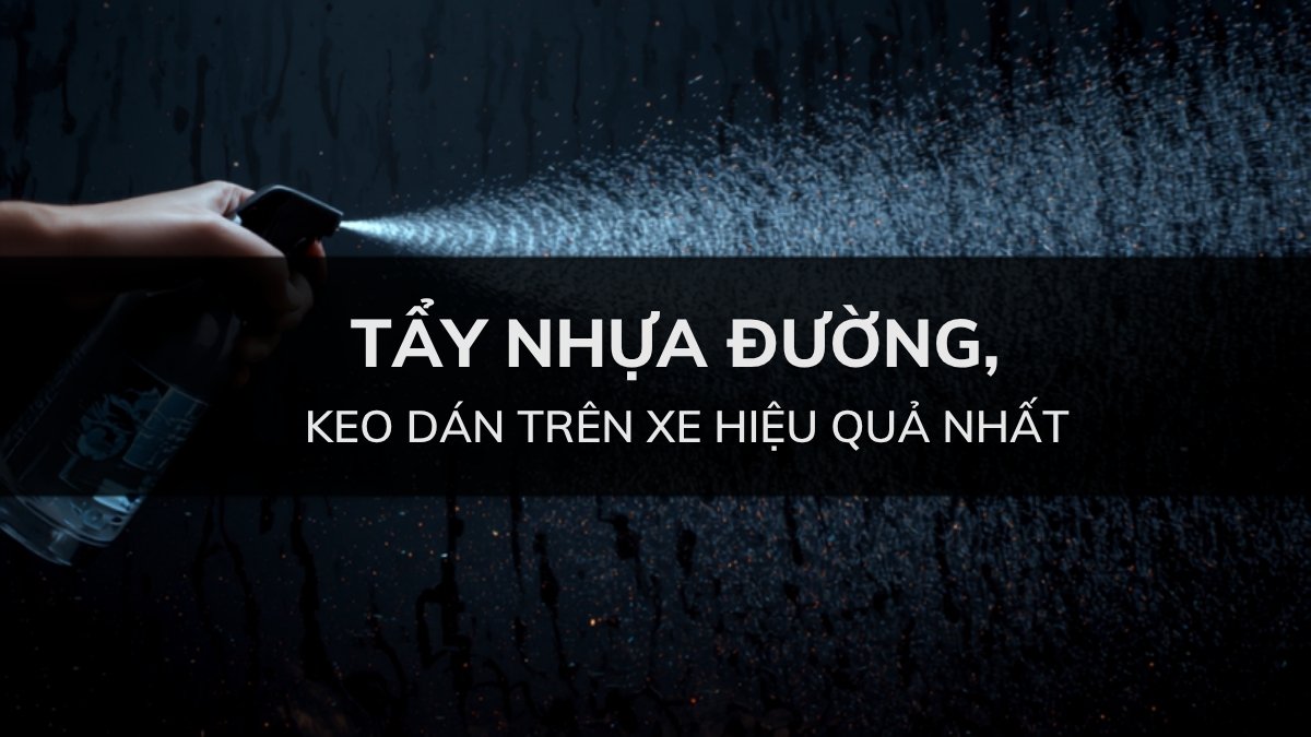 Chai xịt dung dịch tẩy nhựa đường, keo dán chuyên dụng đang được phun lên thân xe ô tô để làm sạch vết bẩn cứng đầu