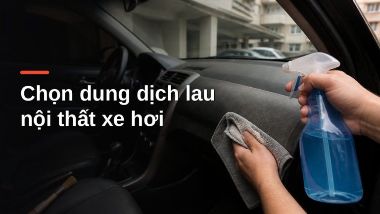 Lau taplo ô tô bằng dung dịch vệ sinh nội thất dạng xịt và khăn microfiber