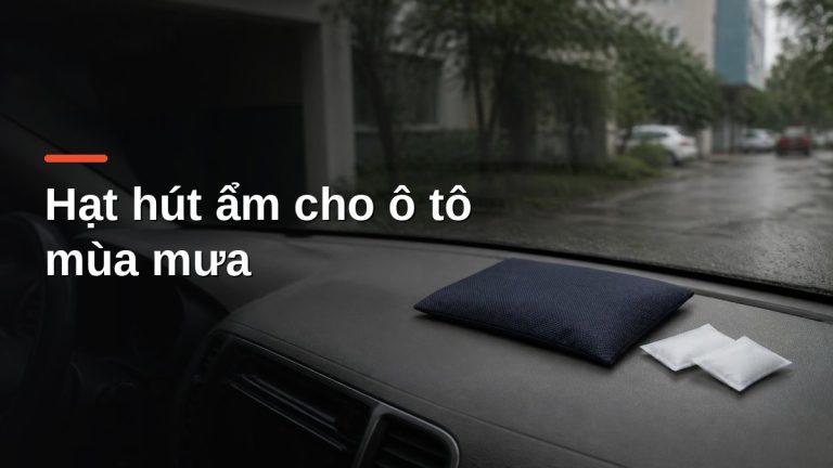 Túi hút ẩm silica gel đặt trên taplo ô tô mùa mưa giúp giảm ẩm mốc trong xe