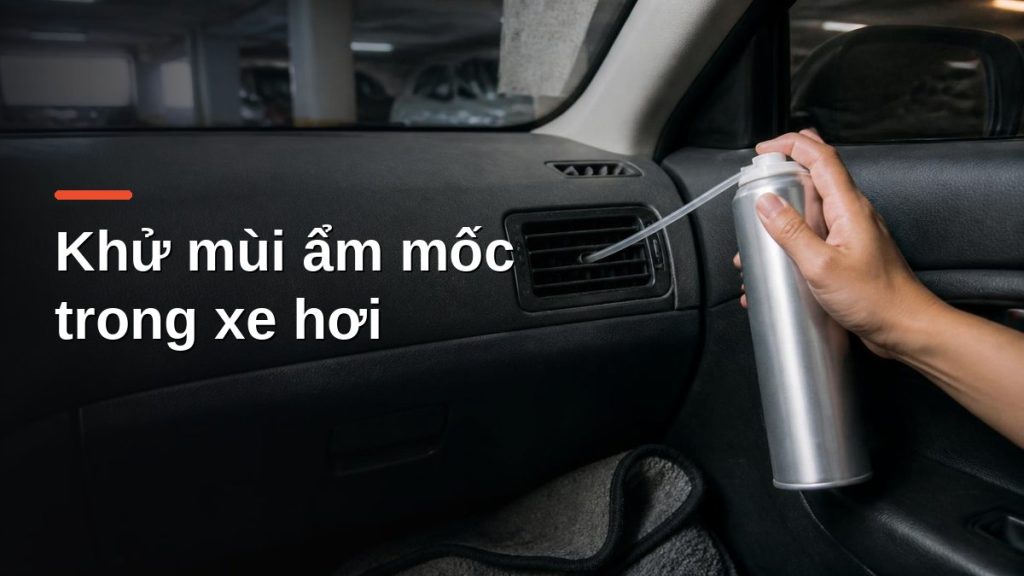 Xịt dung dịch vệ sinh điều hòa vào cửa gió để khử mùi ẩm mốc trong xe hơi