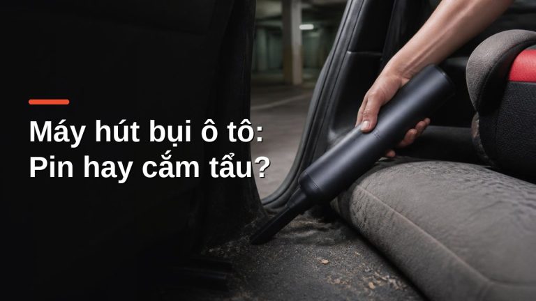 Dùng máy hút bụi ô tô cầm tay dùng pin hút cát và vụn bẩn ở sàn xe cạnh ghế sau