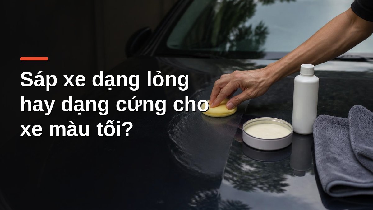Thoa sáp xe dạng cứng bằng mút lên nắp capo xe sơn đen, bên cạnh hộp sáp cứng và chai sáp lỏng