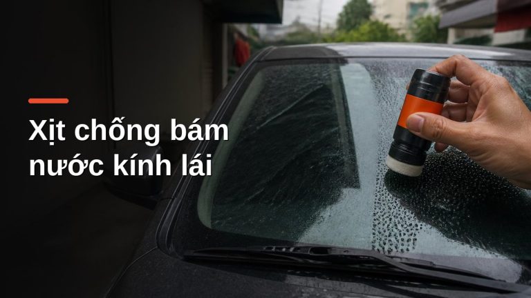 Thoa dung dịch chống bám nước lên kính lái ô tô, nước mưa vo thành giọt trên phần kính đã phủ