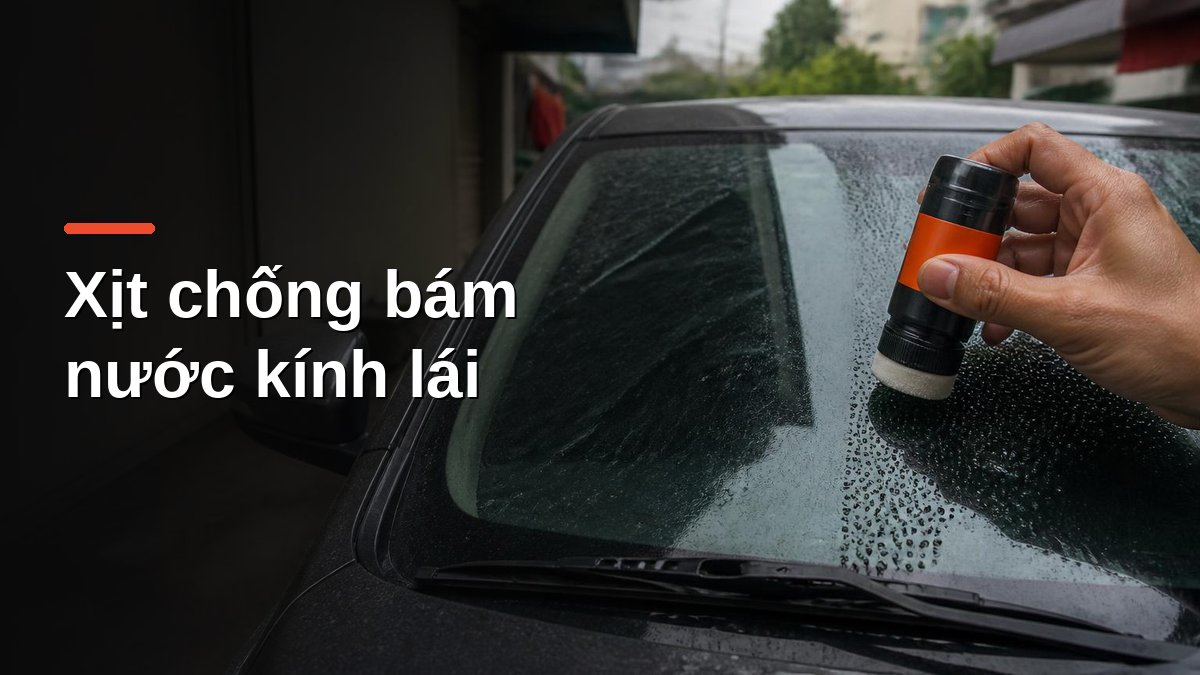 Thoa dung dịch chống bám nước lên kính lái ô tô, nước mưa vo thành giọt trên phần kính đã phủ