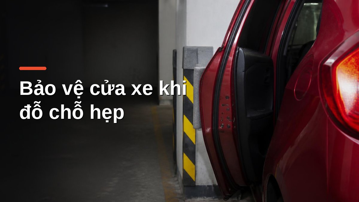 Cửa ô tô tựa vào tấm xốp chắn va đập và ốp góc cột trong hầm gửi xe