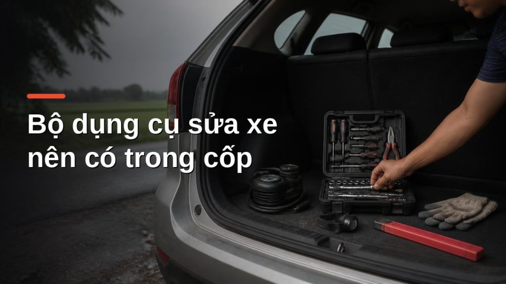 Bộ dụng cụ sửa xe cơ bản trong cốp ô tô gồm hộp tua vít, bộ tuýp, bơm lốp mini, găng tay và tam giác cảnh báo