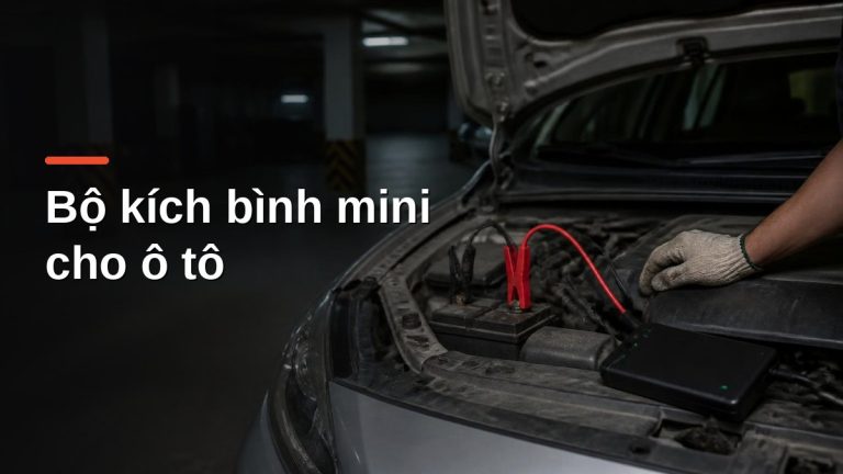 Bộ kích bình ắc quy ô tô mini đang kẹp vào cọc ắc quy trong khoang máy
