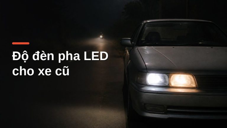 Đèn pha xe cũ bật sáng trên đường tối khi cân nhắc độ đèn LED