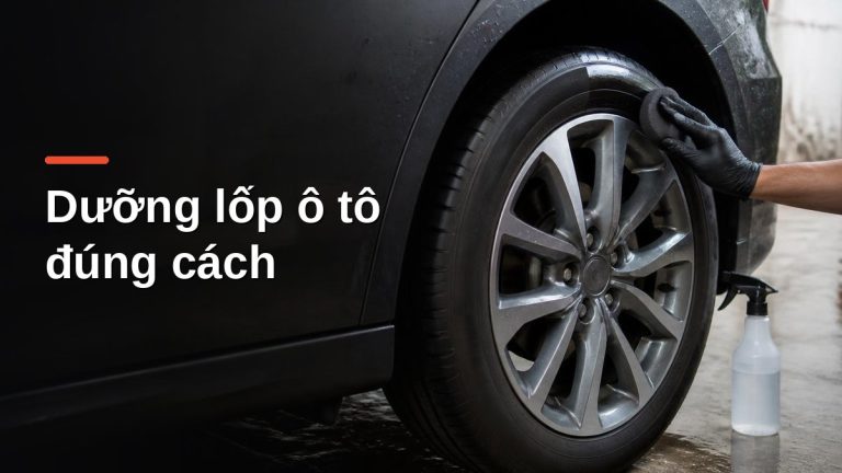 Bôi dung dịch dưỡng lốp lên hông lốp ô tô bằng mút