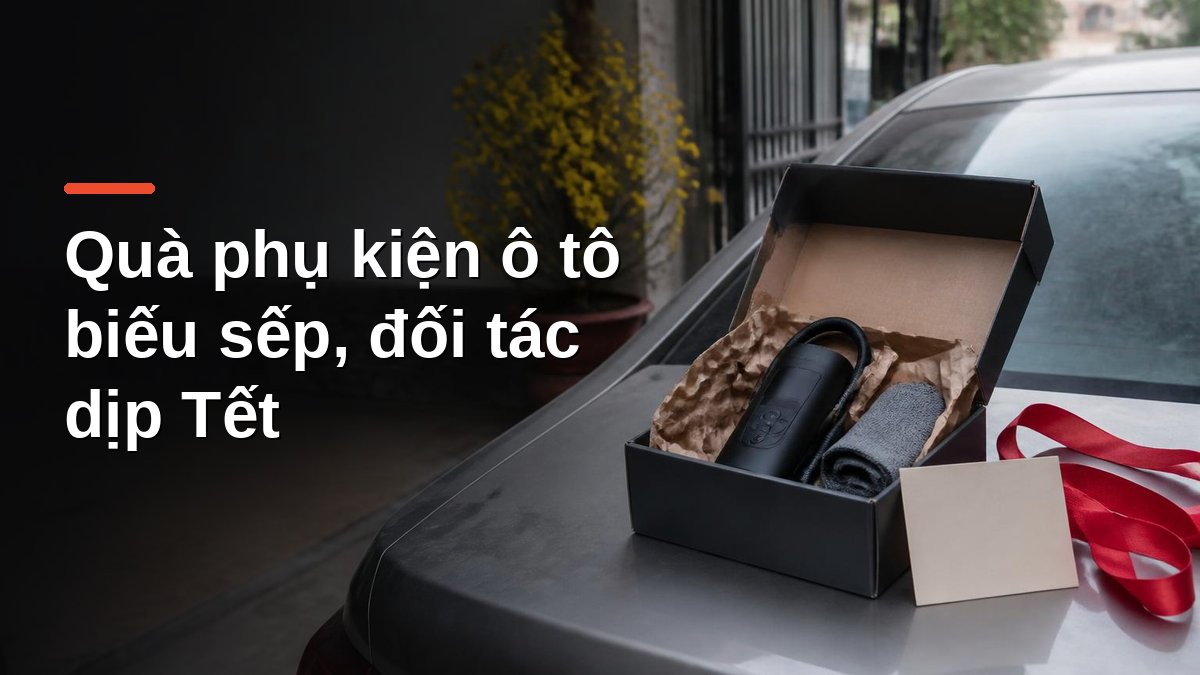 Hộp quà máy bơm lốp mini và khăn microfiber đặt trên cốp xe ô tô dịp Tết