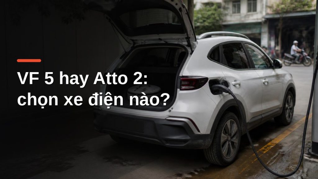 Xe SUV điện cỡ nhỏ đang sạc tại trạm sạc công cộng - so sánh VF 5 và BYD Atto 2