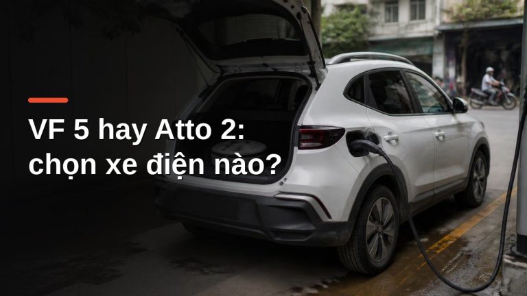 Xe SUV điện cỡ nhỏ đang sạc tại trạm sạc công cộng - so sánh VF 5 và BYD Atto 2