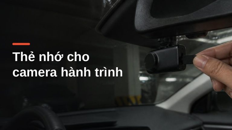 Lắp thẻ nhớ microSD vào camera hành trình gắn sau gương chiếu hậu