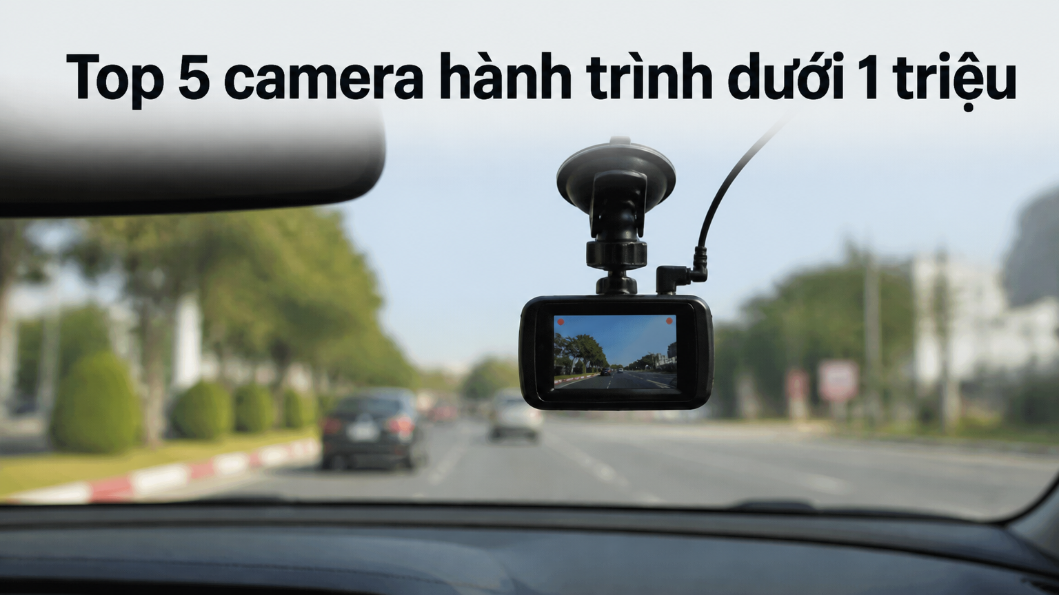 Camera hành trình gắn trên kính lái ô tô, đang ghi hình đường đi