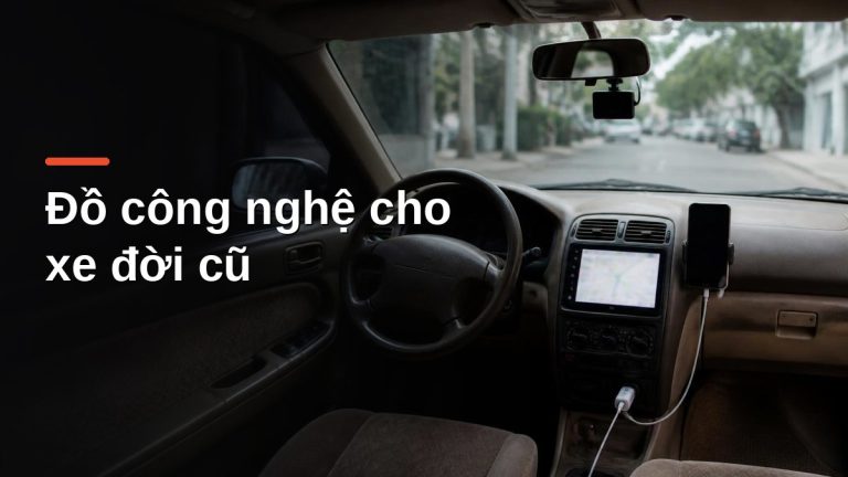 Nội thất xe đời cũ được lắp thêm màn hình cảm ứng, camera hành trình sau gương và tẩu sạc USB