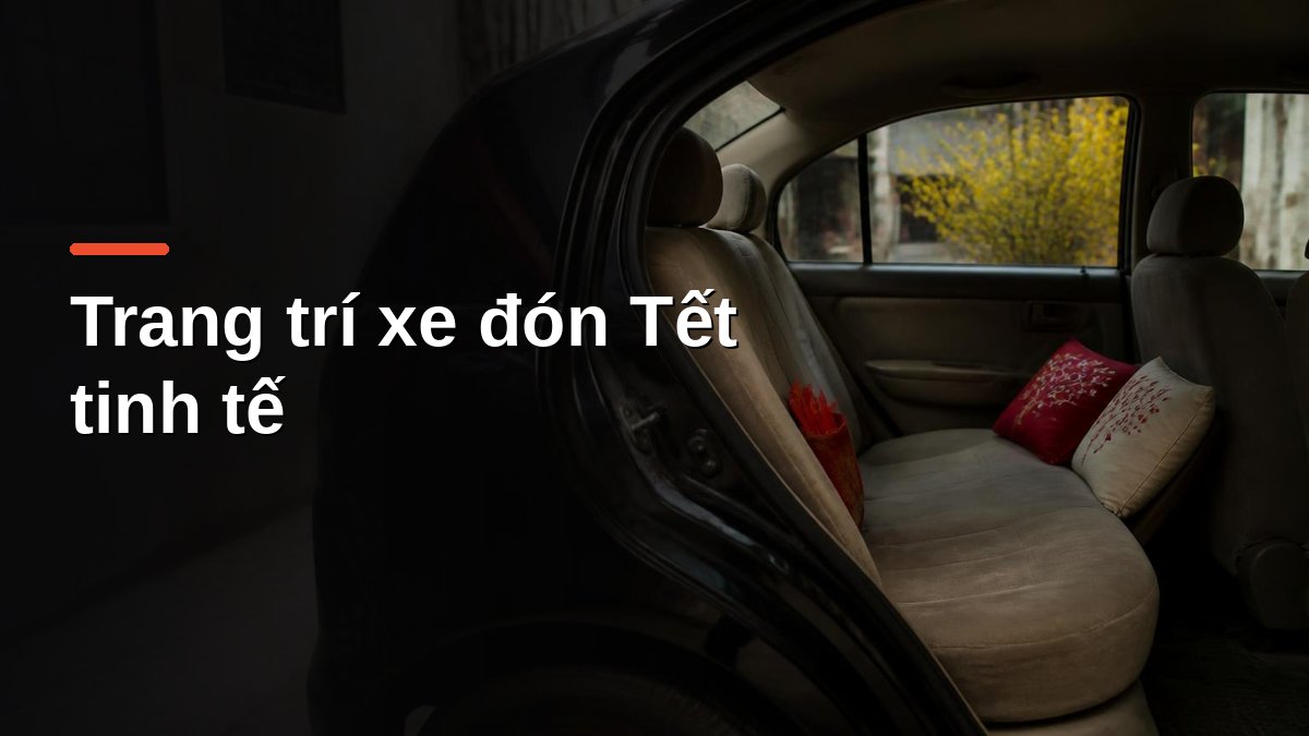 Trang trí xe ô tô đón Tết tinh tế với gối tựa họa tiết hoa mai và túi đựng lì xì ở ghế sau